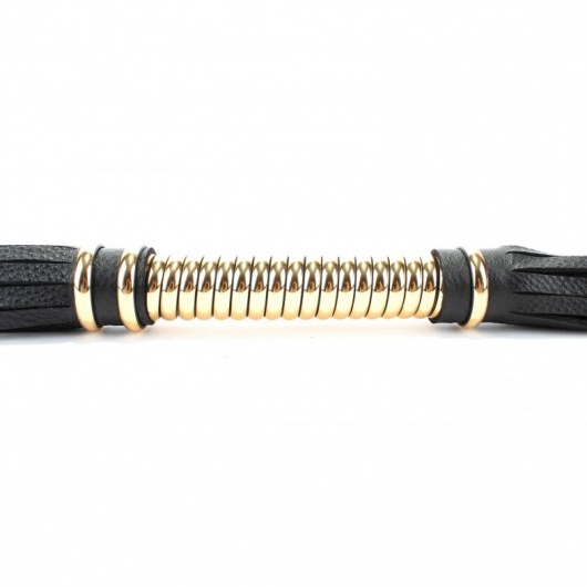 Чёрная плетка  из натуральной кожи с золотистой отделкой рукояти - БДСМ Арсенал - купить с доставкой в Коврове