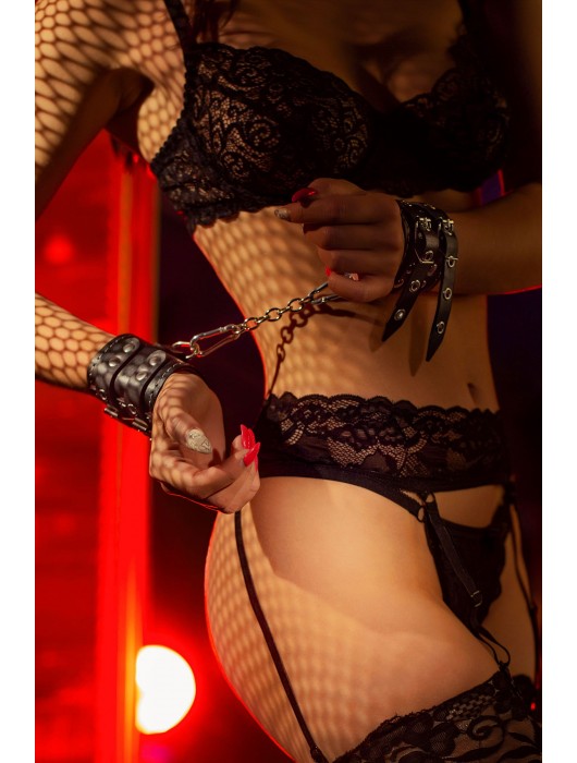 Черные кожаные наручники с двумя ремнями и красной подкладкой - Pecado - купить с доставкой в Коврове